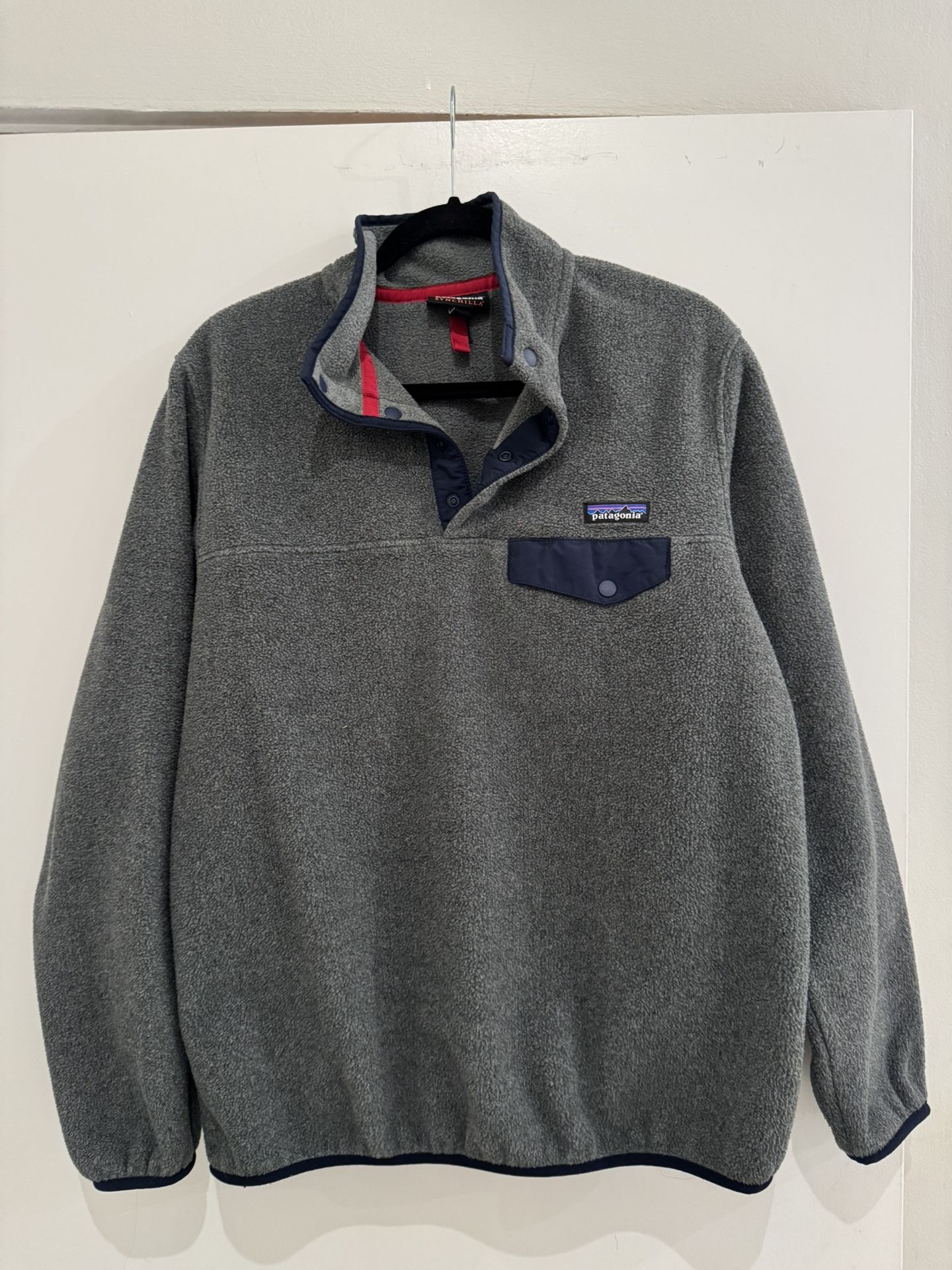 PATAGONIA MEN'S LIGHTWEIGHT SYNCHILLA SNAP-T FLEECE PULLOVER. Size large