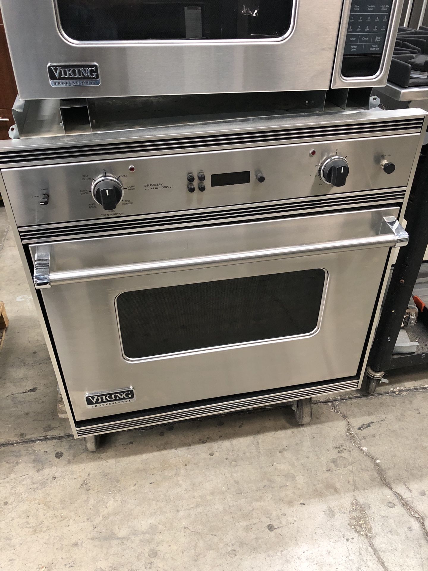 Viking 30” SS single convection wall oven