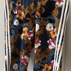 Woman’s ADIDAS shorts (large)