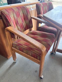 Solid Oak Wood dining table w / 6 chairs