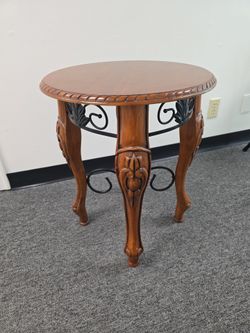 Round Solid Wood End / Accent Table