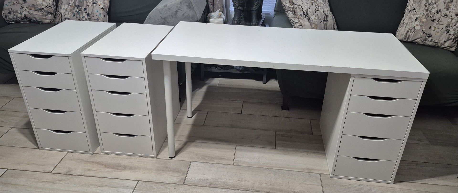 IKEA Desk, Set Of 4 all for $95.00 cash and pick up only.