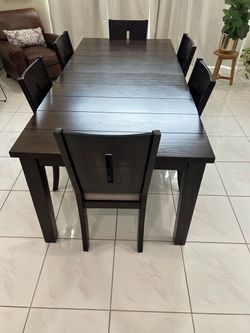 Dining Room Table & Chairs