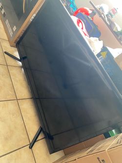 Hisense 40” flat screen with Roku