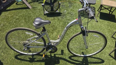 Fuji  Crosstown Adult Girls Bike.