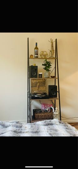 67” 4 Tier Decorative Ladder Bookshelf, Light Oak and Metal, Great condition
