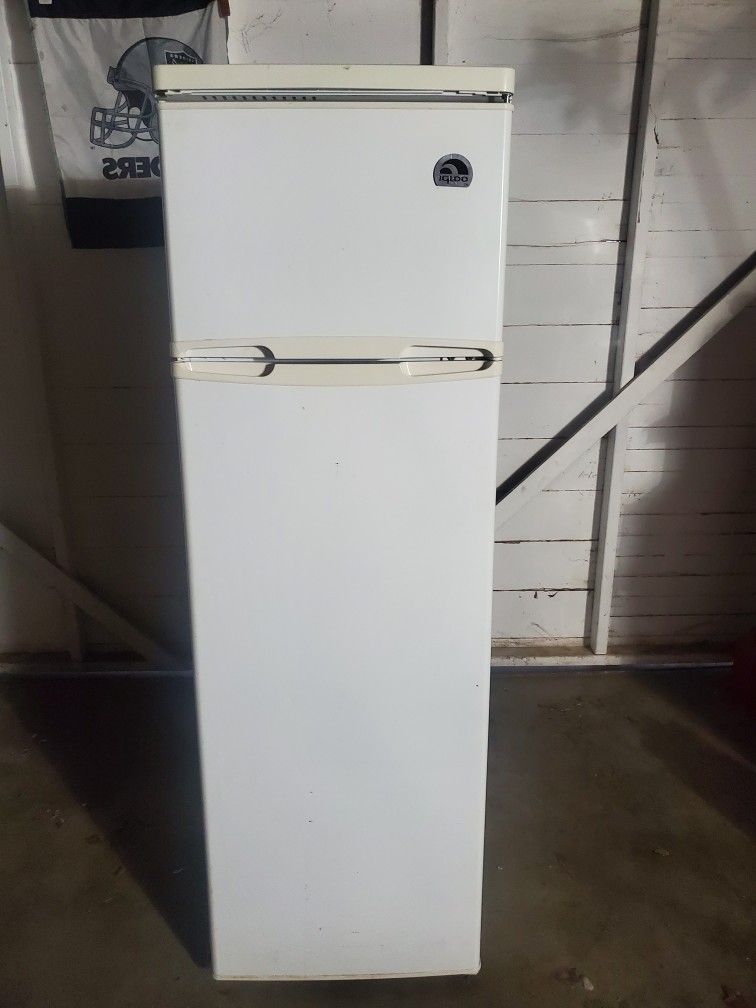 Refrigerator Igloo FR1085 10 Cu. Ft Top Freezer In White