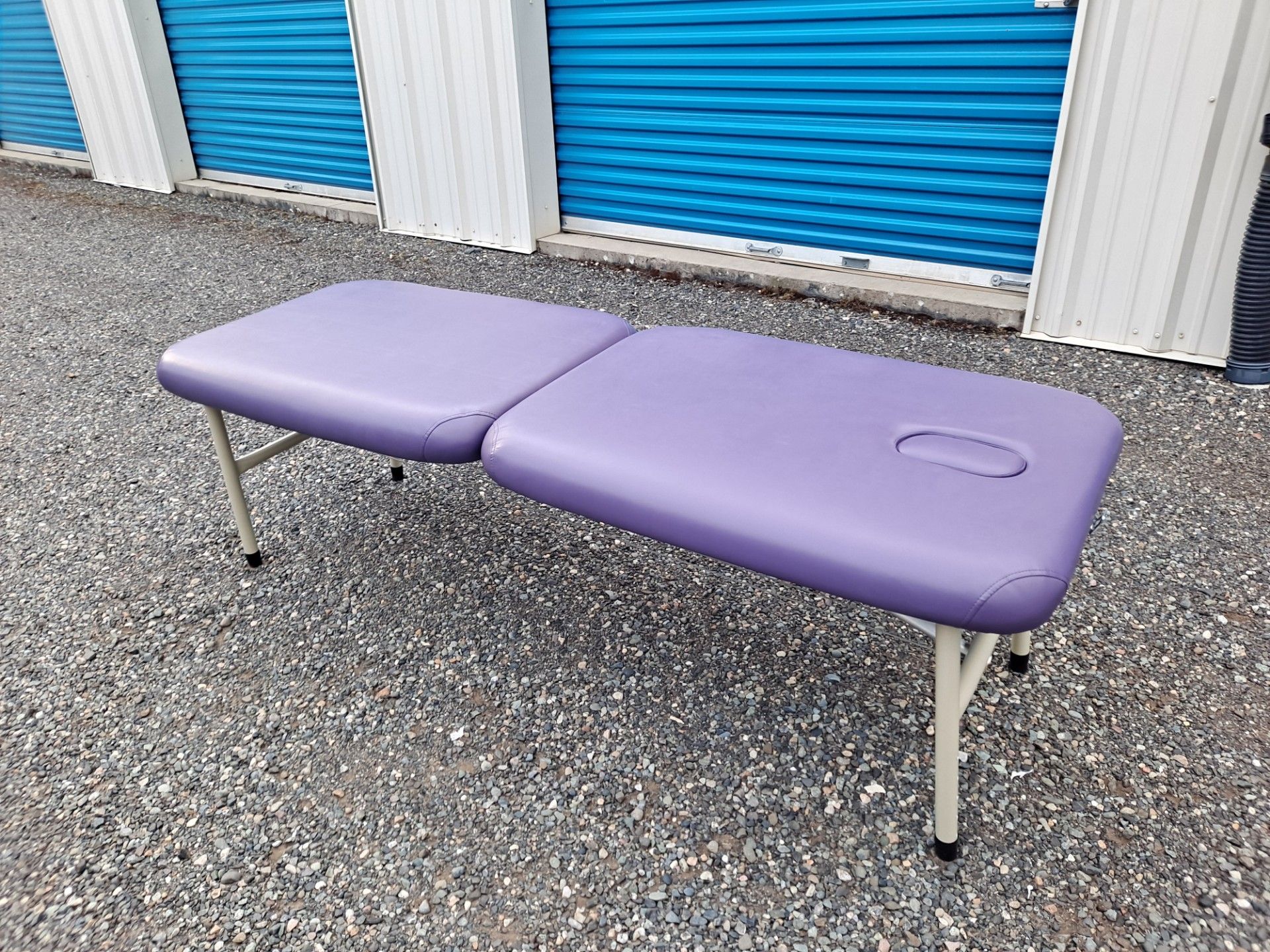 Extremely lightweight massage table w/case - new-Rare + 2 sheet sets