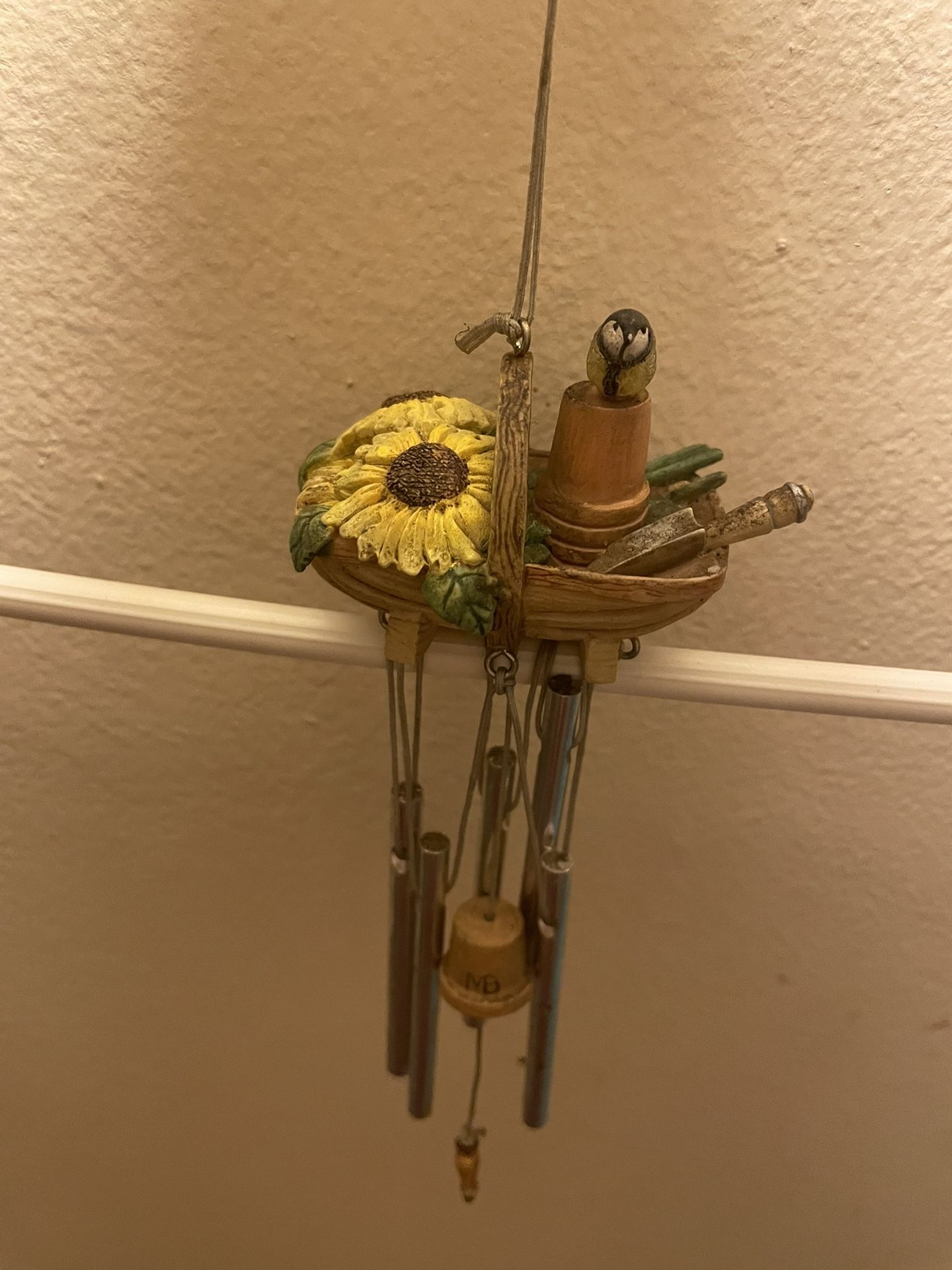 Sunflower-Garden Basket Windchimes$5. No chips no crabs very beautiful. See pictures for beauty.