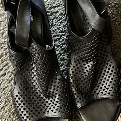 Size 9.5 WBlack Leather Shoes/Sandals