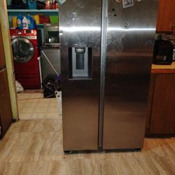 2023 Samsung Fridge Under A 10 Yr Warrantee 500 Obo