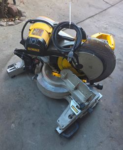 DEWALT 12" DOUBLE-BEVEL COMPOUND MITER SAW