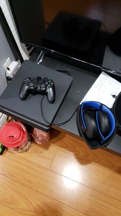 Ps4 slim NON 4k with headset and games