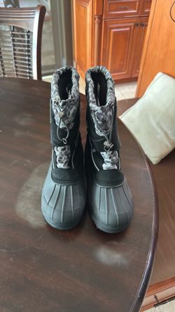 Kids snow boots - size 4