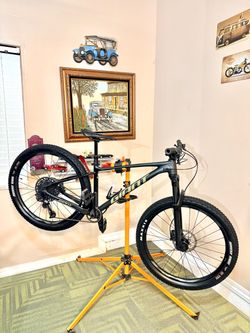 2025 Giant fathom 1 mountain bike 27.5”