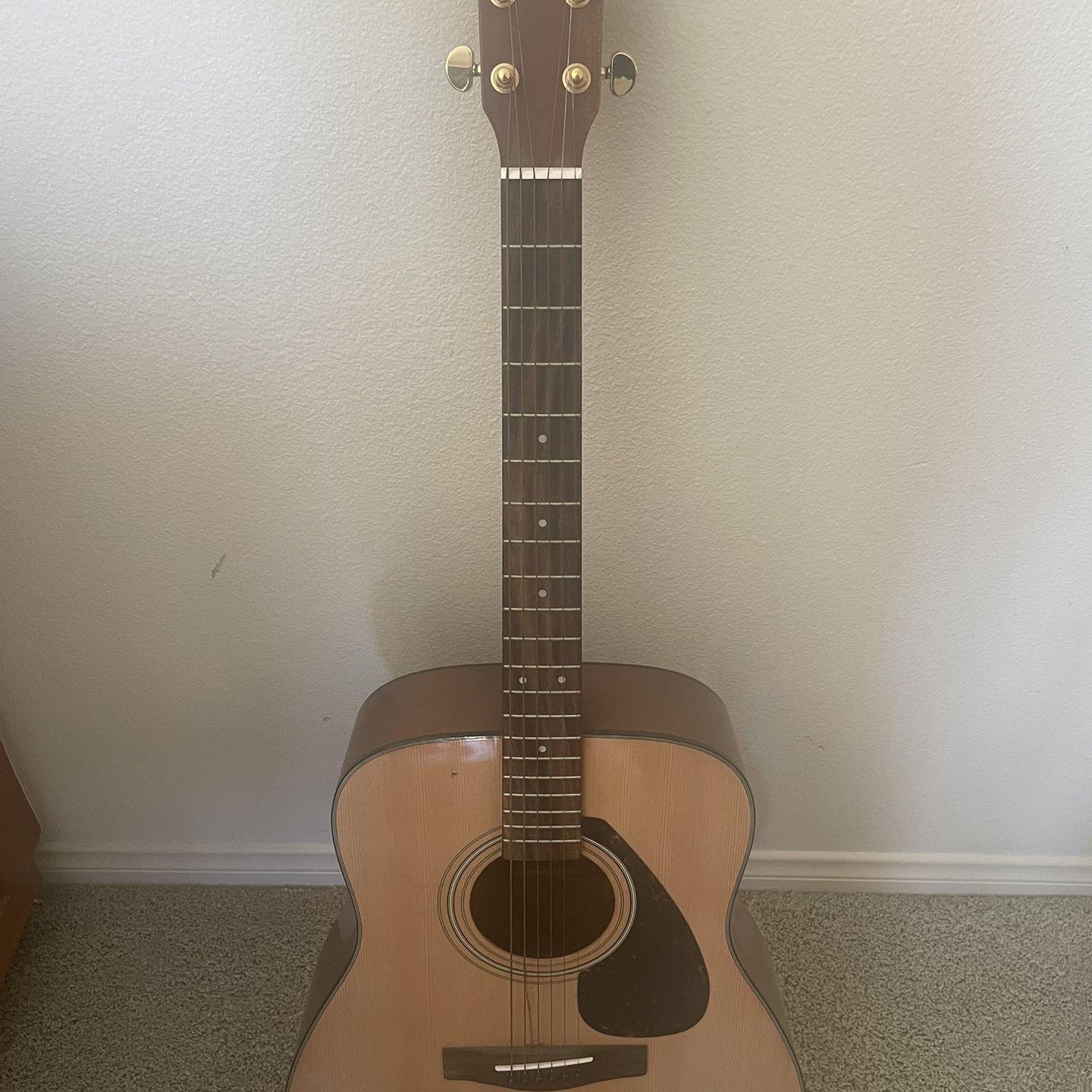 Acoustic Yamaha Guitar F335