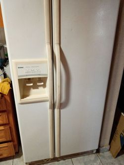 Refrigerator with ice and water dispenser