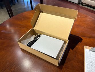 UBIQUITI 8-Port PoE Switch with a Fanless Cooling System