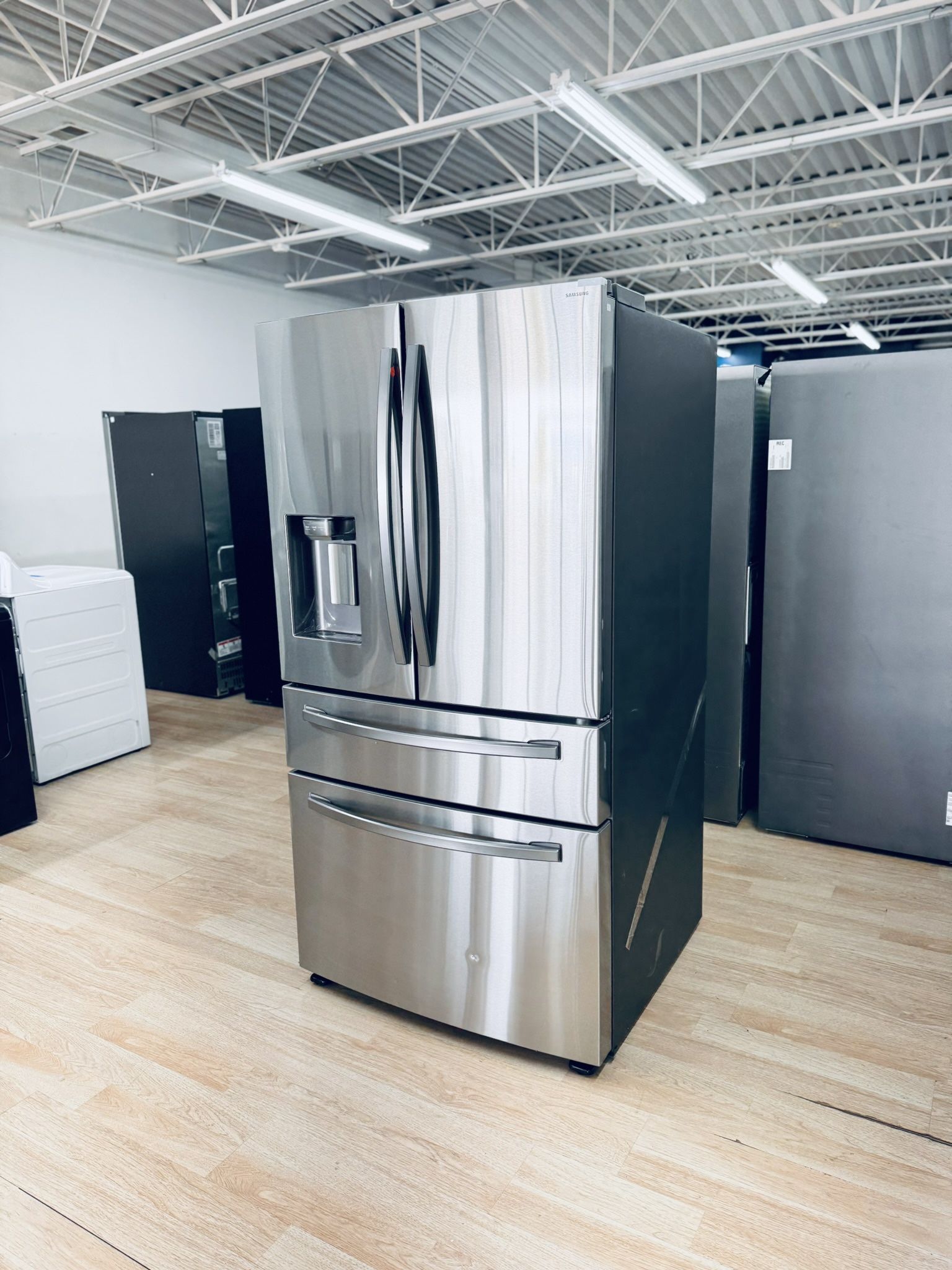 New Samsung - 28 Cu. Ft. 4-Door French Door Smart Refrigerator with FlexZone Drawer - Stainless Steel Model: RF28R7201SR 