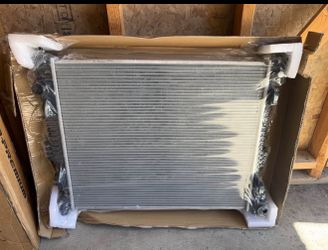 A premium new radiator for 2014-2015 jeep grand Cherokee without oil cooler line