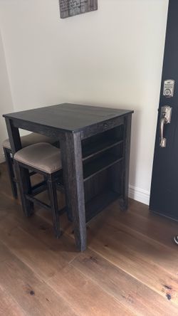 Counter Table with two stools