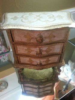 Antique style 3 drawer jewelry box for dresser