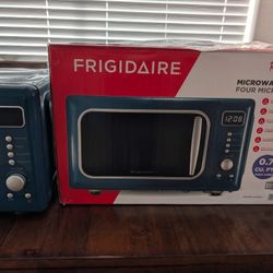 Frigidaire Retro Microwave 