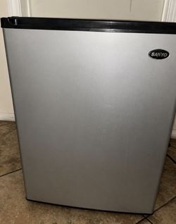 Mini fridge with freezer