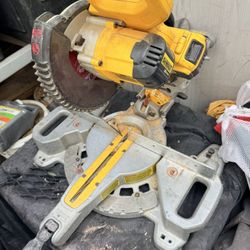 Dewalt Chop Saw Cordless 1 battery