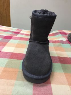 Youth girls Uggs small