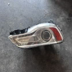 2014 Chrysler 300 Headlight For Passenger Side 