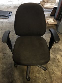 Swivel office chair
