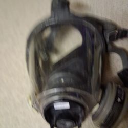 Military gas mask