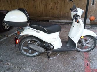 Aprilia Scarabeo Scooter with Top Case
