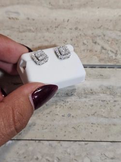 Moissanite studs earrings