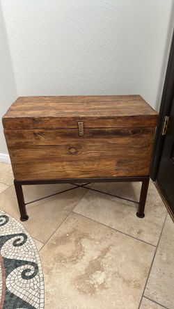 Storage Trunk/Table With Removable Stand