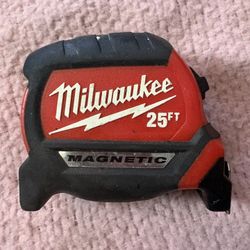 Milwaukee Tape Measure 