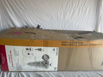 7.5 ft Ashland Vermont Flocked Christmas Tree (No Lights / Unlit)