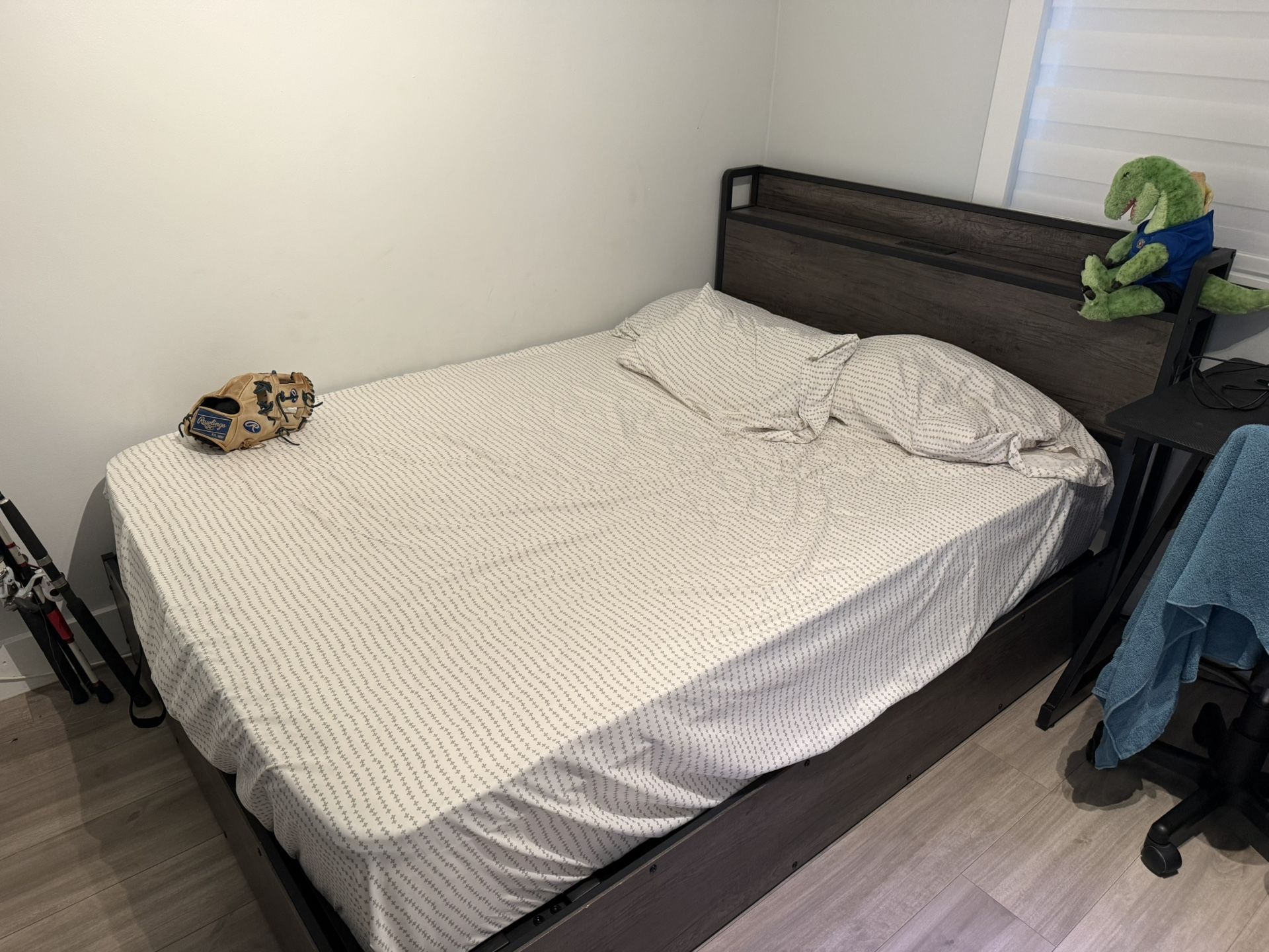 Full Size Bed Frame With Mattress 