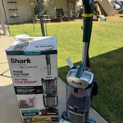 Like New Shark Rotator Swivel Pro Bagless Corded HEPA Filter Upright Vacuum for Multisurface, Carpet & Hardwood/ Wood Laminate in Green