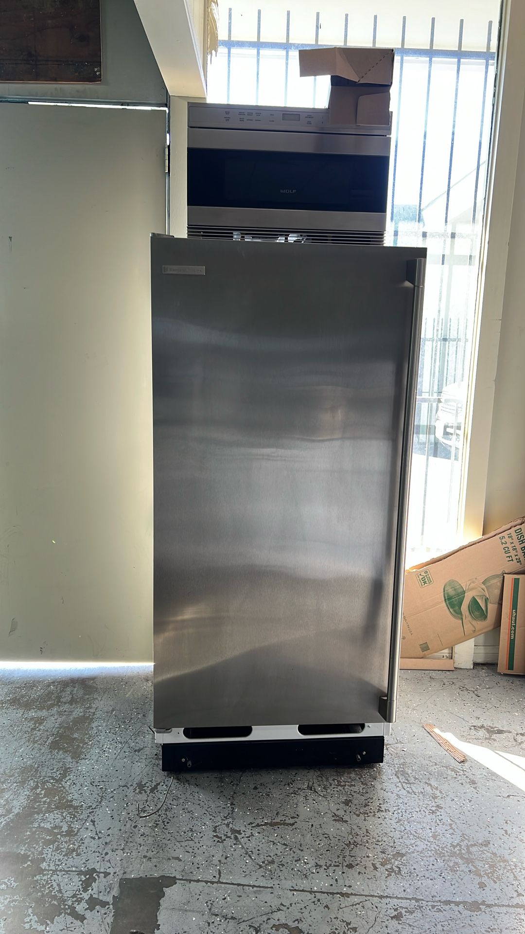 ELECTROLUX UPRIGHT FREEZER WITH INTERNAL ICE MAKER