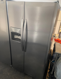 Deal: Frigidaire SxS Stainless w/ Ice Maker — Clean & Ready