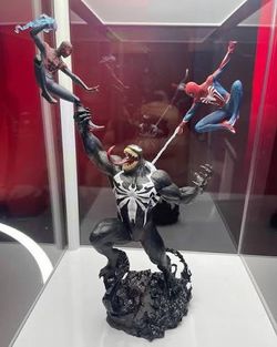 Spider and miles fighting venom statue