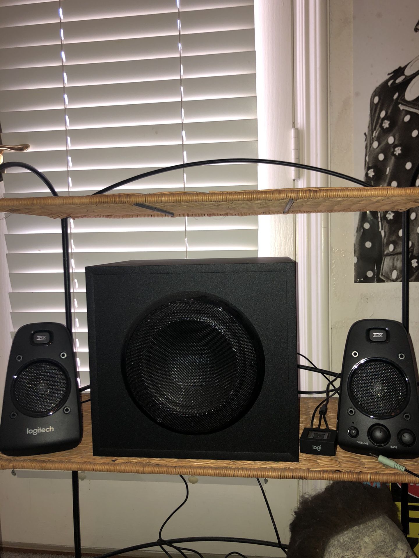 Logitech subwoofer/speaker. Comes with aux chord, and a adapter so you can do Bluetooth. Everything works in perfect condition.