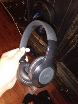 Blue thooth headphonesb