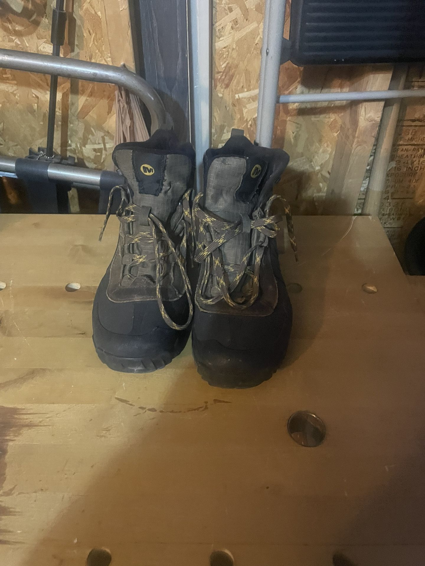 Like New Merrell Snow Boots - Waterproof. Vibram Sole. Size 10.
