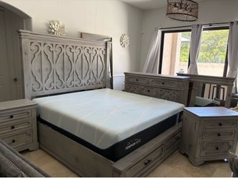 Beautiful gray real wood king Bedroom set dresser 2 nightstands mirror