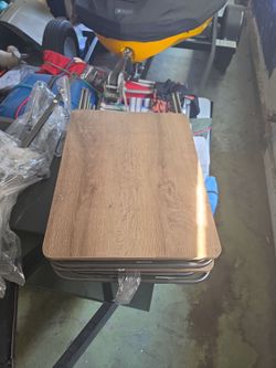 Small foldable tray table