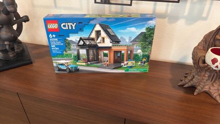 LEGO City Family House and Electric Car 