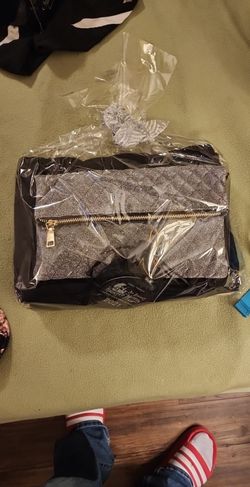 Zach Began Hauntes Measuem Purse @ Shirt